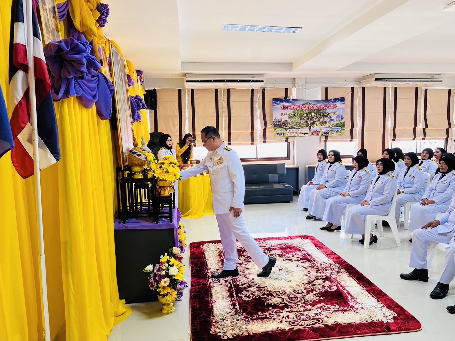 การจัดพิธีรับพระราชทานพระบรมฉายาลักษณ์ พระบาทสมเด็จพระเจ้าอยู่หัวและสมเด็จพระนางเจ้าฯ พระบรมราชินี
 วันที่ 27 พฤษภาคม 2567 นายซูลกีฟลี สะไร นายกองค์การบริหารส่วนตำบลลาโละ พร้อมด้วยคณะผู้บริหารฯ  สมาชิกสภาฯ  ข้าราชการ พนักงานองค์การบริหารส่วนตำบลลาโละ ร่วมพิธีรับพระราชทานพระบรมฉายาลักษณ์ พระบาทสมเด็จพระเจ้าอยู่หัวและสมเด็จพระนางเจ้าฯ พระบรมราชินี           ณ  องค์การบริหารส่วนตำบลลาโละ  อำเภอรือเสาะ  จังหวัดนราธิวาส